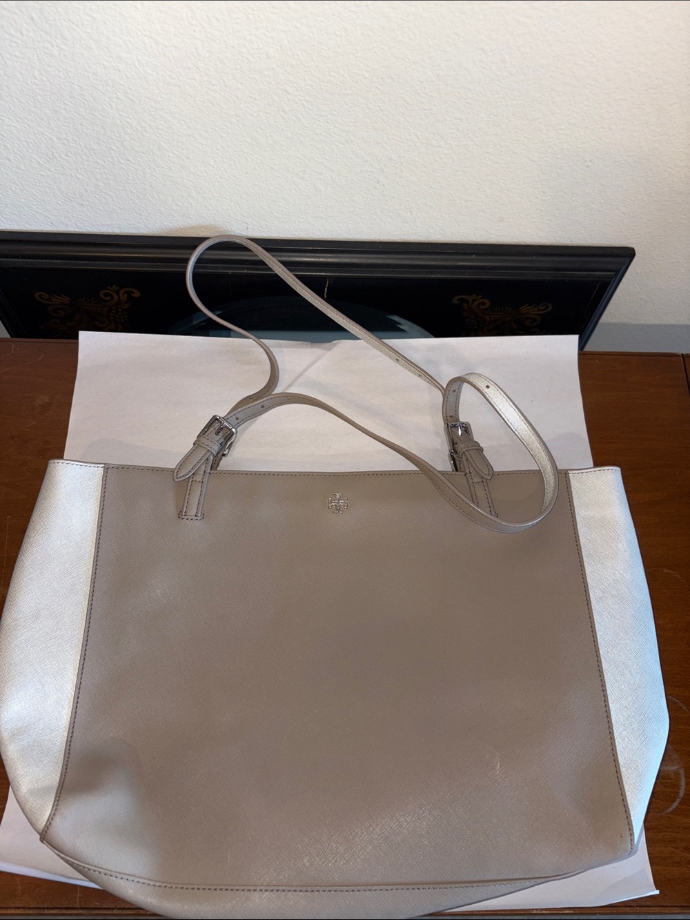 Tory Burch 'York' Buckle Tote Bag made of Saffiano leather Color: Gray & Silver